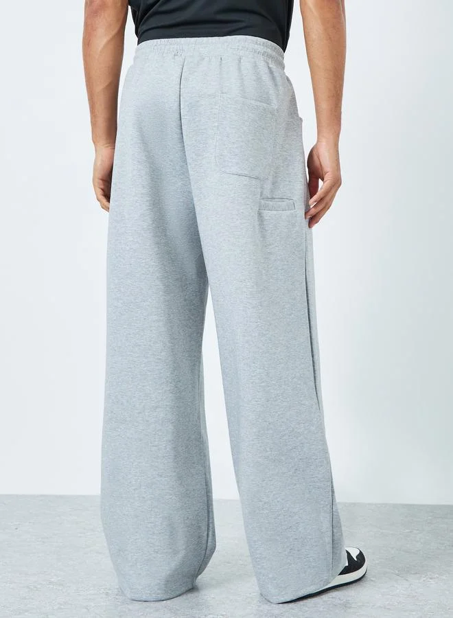 ستايلي جوغر بأرجل واسعة بتفاصيل جيب خلفي